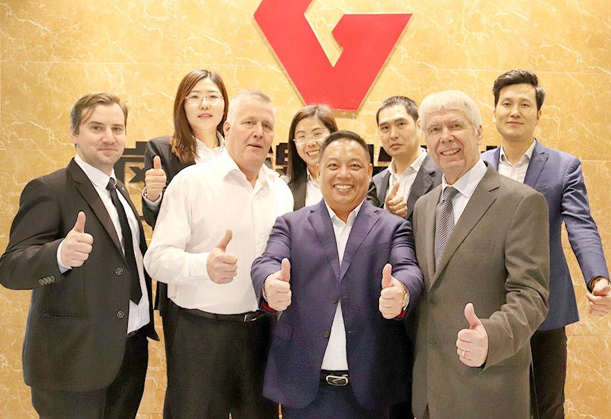 與國(guó)外客戶合影