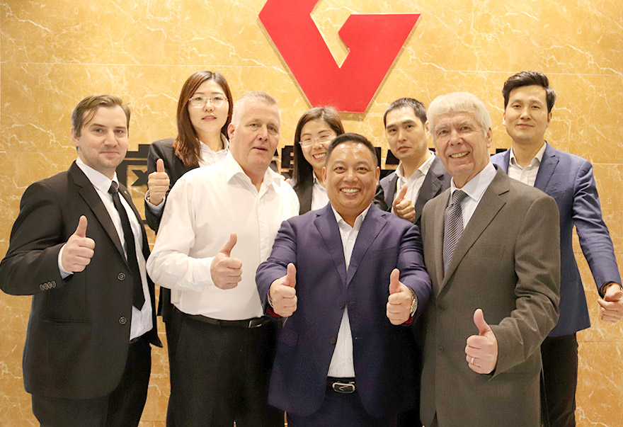 與國(guó)外客戶合影