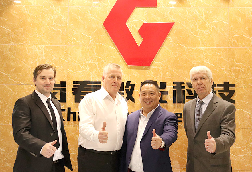 與國(guó)外客戶合影