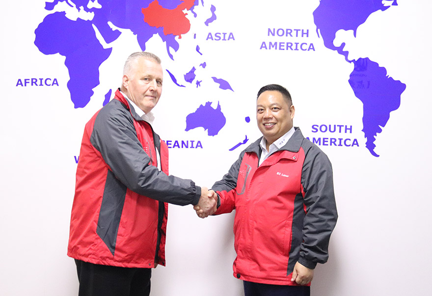 與國外研發(fā)工程師合影 與國外研發(fā)工程師合影