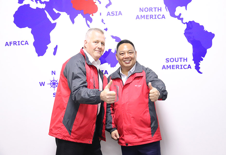 與國外研發(fā)工程師合影 與國外研發(fā)工程師合影